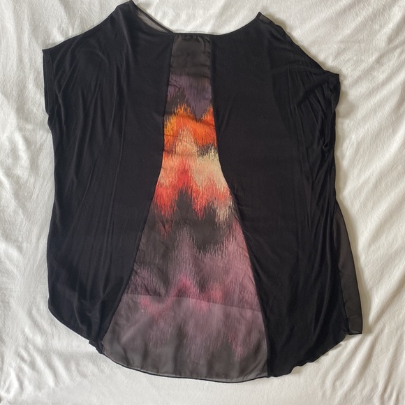 Beautiful blouse with translucent panels in the front and back. Light and airy. - Picture 2 of 3